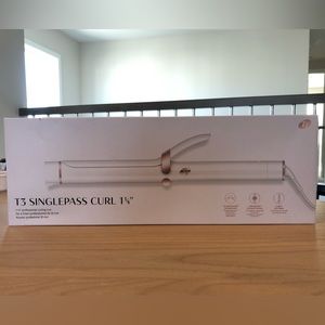 T3 Singlepass professional curling iron 1 1/4” (NEW, damaged box)